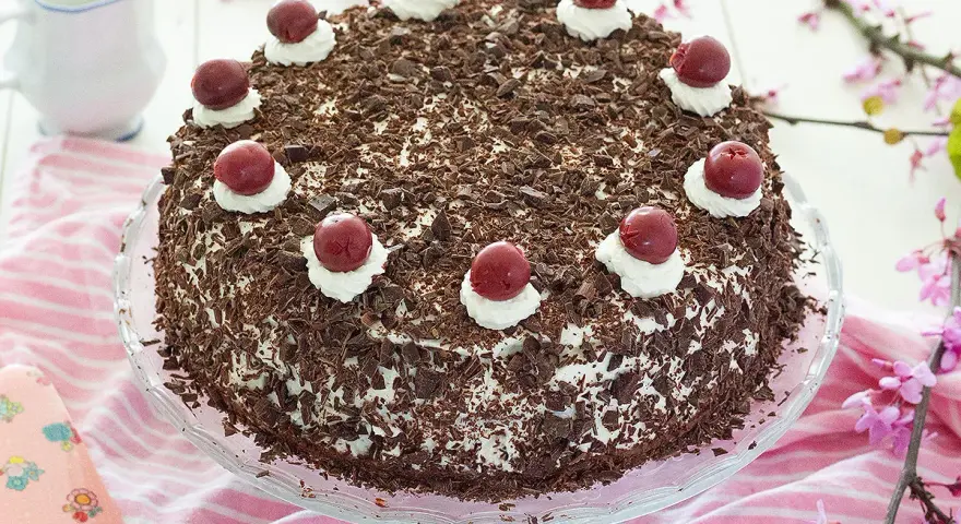 Tarta Selva Negra: bizcocho de chocolate, nata y cerezas. Una deliciosa receta para disfrutar.