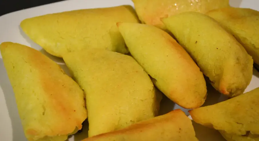 Un surtido de empanadas colombianas doradas y apetitosas, listas para disfrutar.