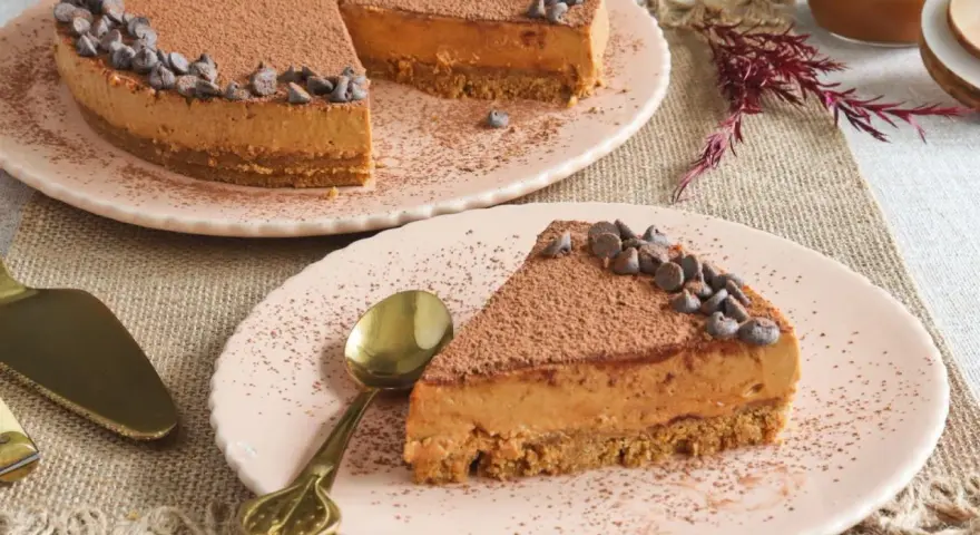 Deliciosa tarta de dulce de leche y galletas, cubierta de cacao y chispas de chocolate. ¡Un postre irresistible!