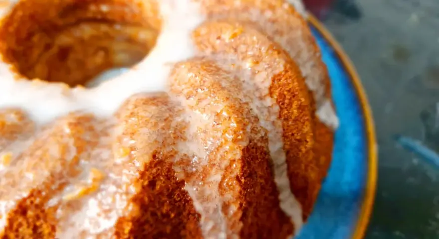 Delicioso queque de plátano con glaseado blanco, listo para disfrutar.