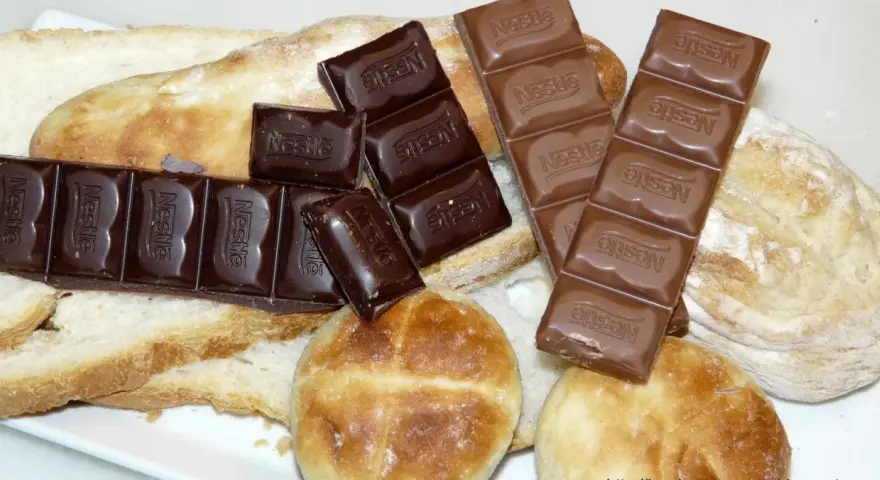 Barras de chocolate Nestlé y pan rústico, una combinación clásica para disfrutar.
