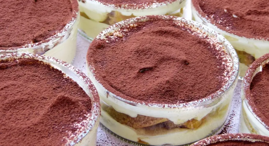 Varios vasitos de tiramisú casero, listos para disfrutar. Una deliciosa tiramisú receta para compartir.