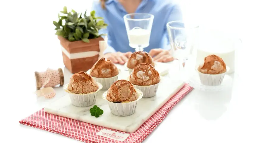 Deliciosas magdalenas Thermomix, recién horneadas y listas para disfrutar con un vaso de leche.