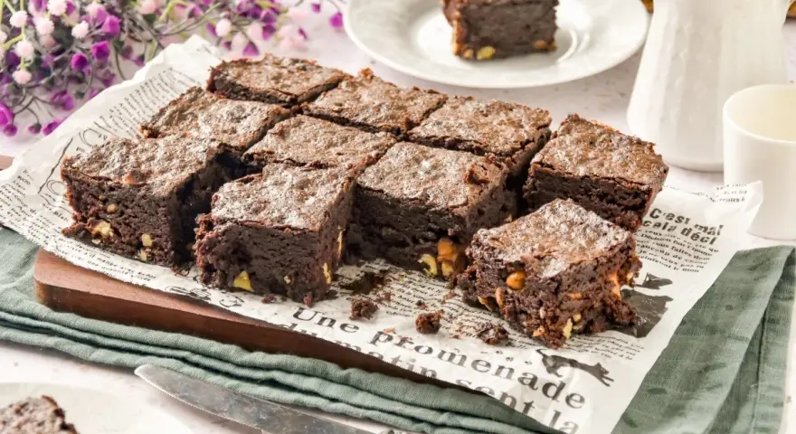 Deliciosos trozos de brownie microondas, recién hechos y listos para disfrutar.