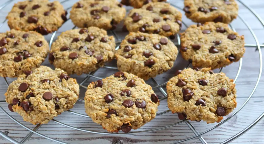 Galletas de avena con chispas de chocolate, perfectas para recetas para desayuno.