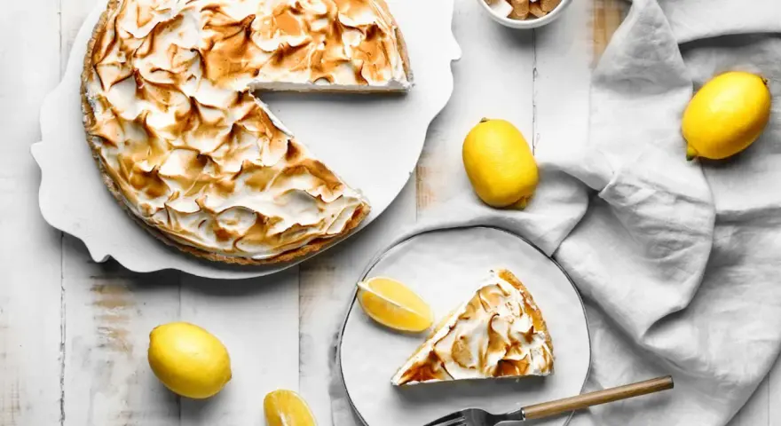 Delicioso lemon pie receta con merengue dorado. Un postre refrescante y dulce, perfecto para cualquier ocasión.