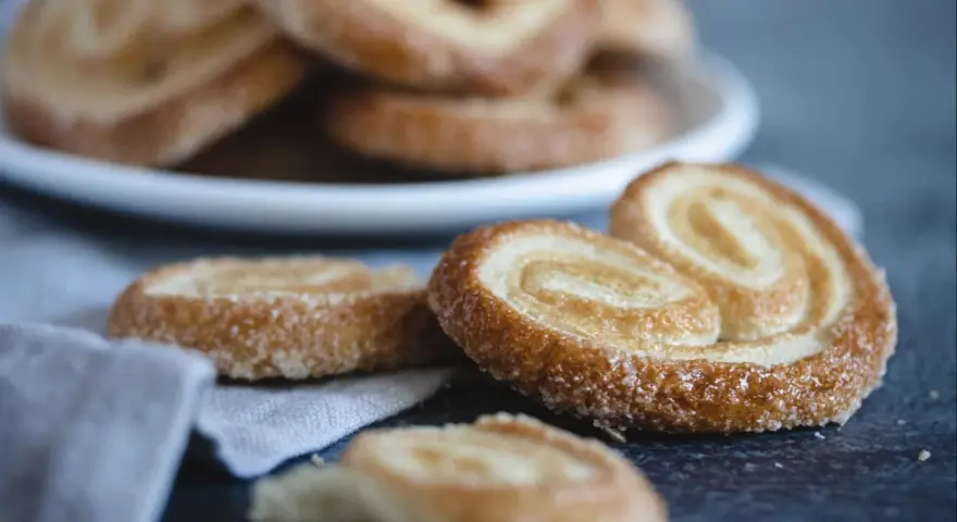 Deliciosas palmeritas de hojaldre espolvoreadas con azúcar, listas para disfrutar.