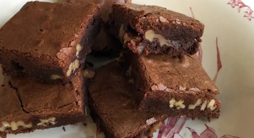 Brownies de chocolate con nueces, perfectos para tu receta de brownie esponjoso.