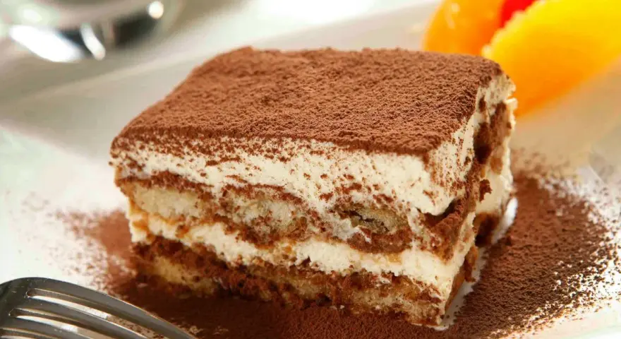 Delicioso tiramisú con mascarpone, espolvoreado con cacao. Una porción perfecta para disfrutar de esta clásica receta italiana.