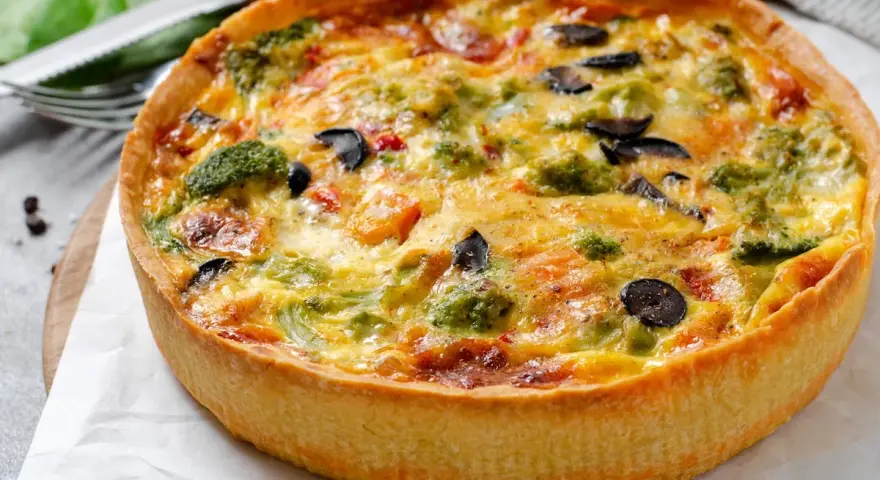 Quiche de pollo con brócoli y aceitunas, horneado a la perfección. Un plato delicioso y nutritivo.