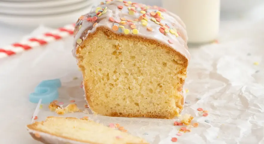 Bizcocho esponjoso hecho en airfryer, cubierto con glaseado y chispas de colores. ¡Perfecto para celebrar!
