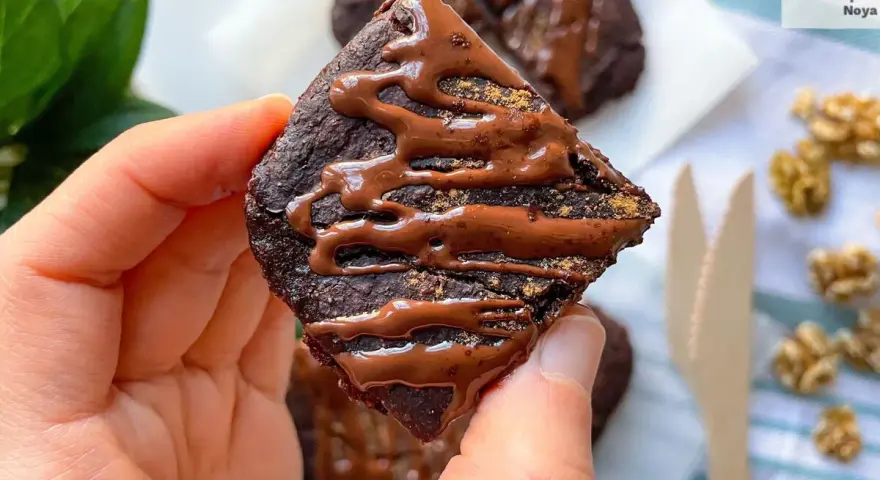 Delicioso brownie de calabaza cubierto con glaseado de chocolate y espolvoreado con canela. ¡Perfecto para un postre otoñal!