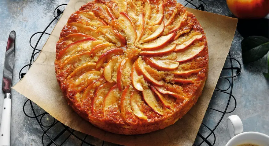Tarta de manzana dorada, perfecta para tus recetas de tartas. Con rodajas de manzana dispuestas en espiral y un glaseado brillante.