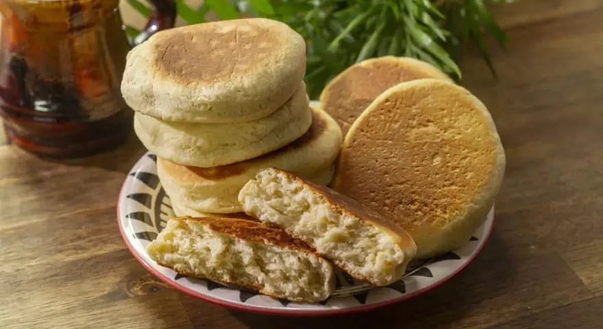 Gorditas de leche condensada recién horneadas, esponjosas y doradas, listas para disfrutar con una taza de café.