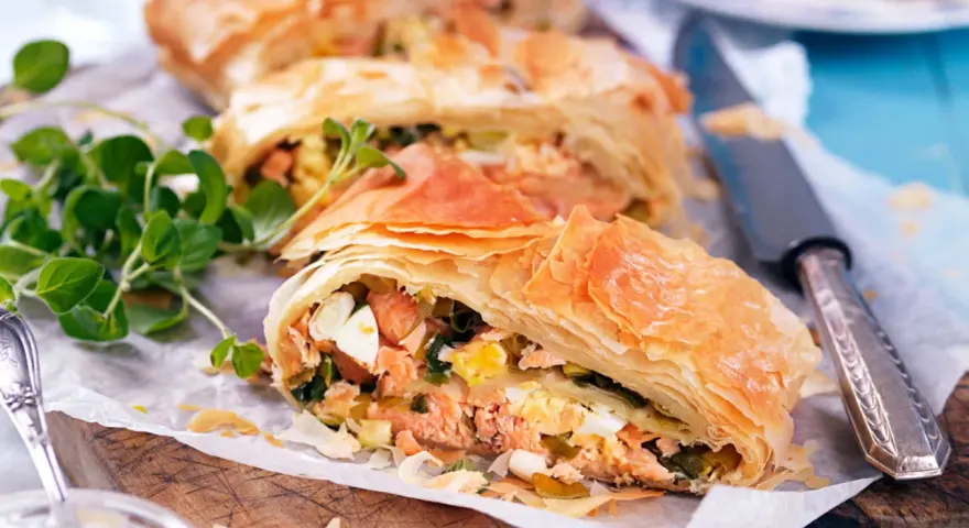 Delicioso salmón con hojaldre y puerros, un plato crujiente y lleno de sabor.