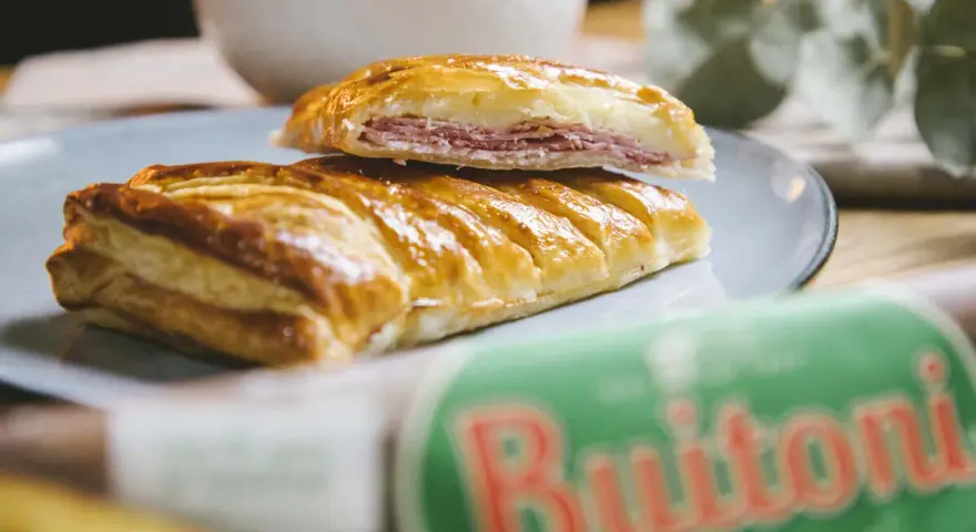 Deliciosa receta con hojaldre salado, rellena de jamón y queso. Perfecta para un aperitivo rápido y sabroso.