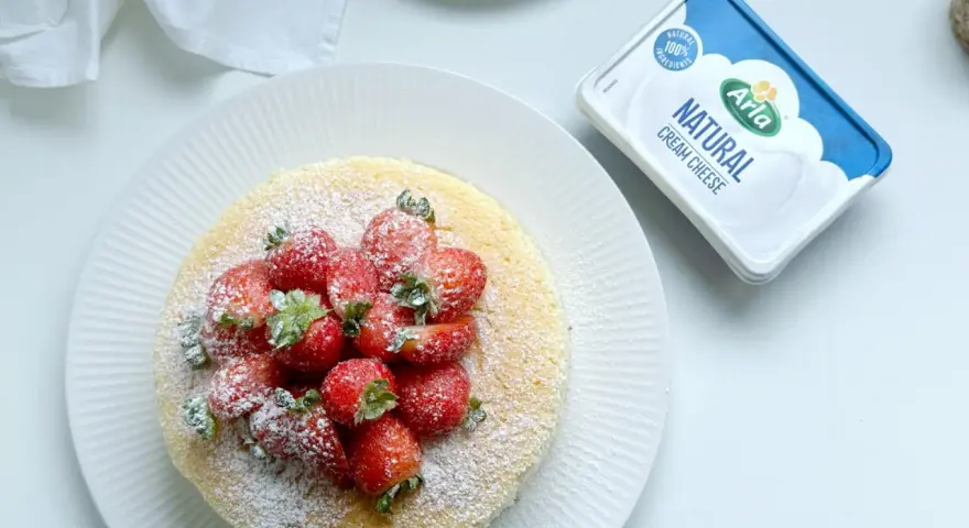 Delicioso japanese cheese cake cubierto de fresas y azúcar glas. ¡Perfecto para un postre ligero!