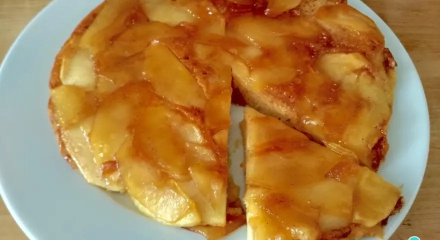 Delicioso postre con manzanas sin horno, con trozos de manzana caramelizada y canela sobre una base dorada.