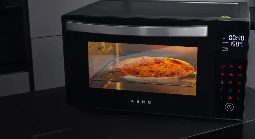 Horno AENO precalentando para pizza, con una pizza dorada en su interior.