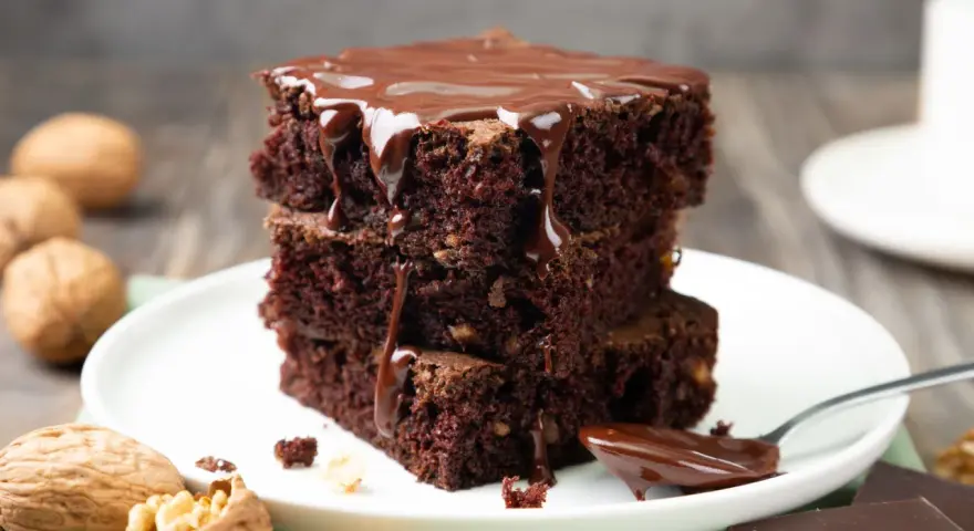 Brownies de chocolate con nueces, cubiertos de glaseado, perfectos para tu receta brownie thermomix.