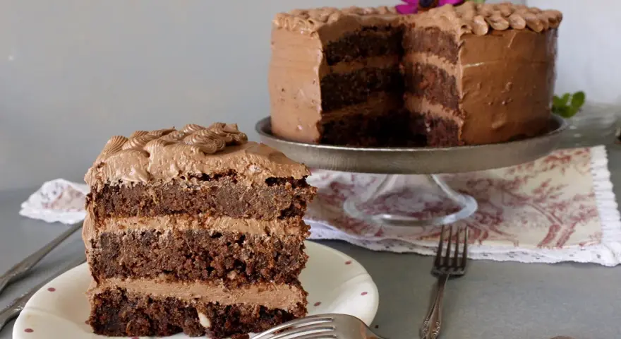 Deliciosa tarta de zanahoria y chocolate, con capas de bizcocho y crema, lista para disfrutar.