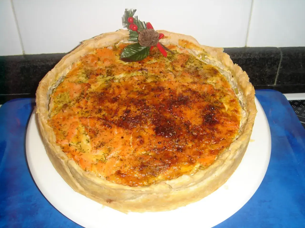Delicioso salm&oacute;n con hojaldre y puerros, decorado con pi&ntilde;a y bayas.