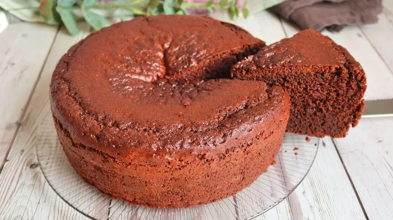 Un delicioso bizcocho de chocolate, esponjoso y con una miga perfecta, listo para disfrutar.