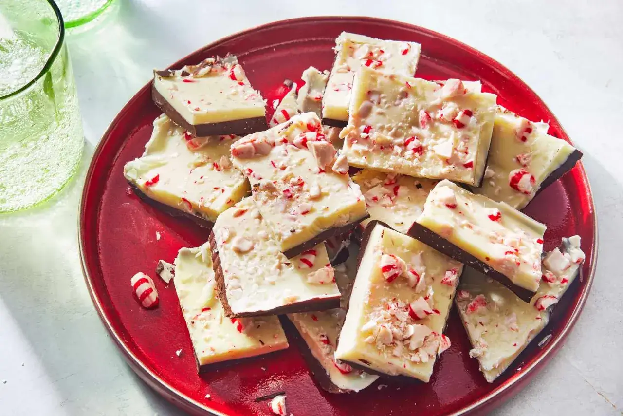 Deliciosos postres con chocolate blanco y trocitos de caramelo de menta, servidos en un plato rojo.
