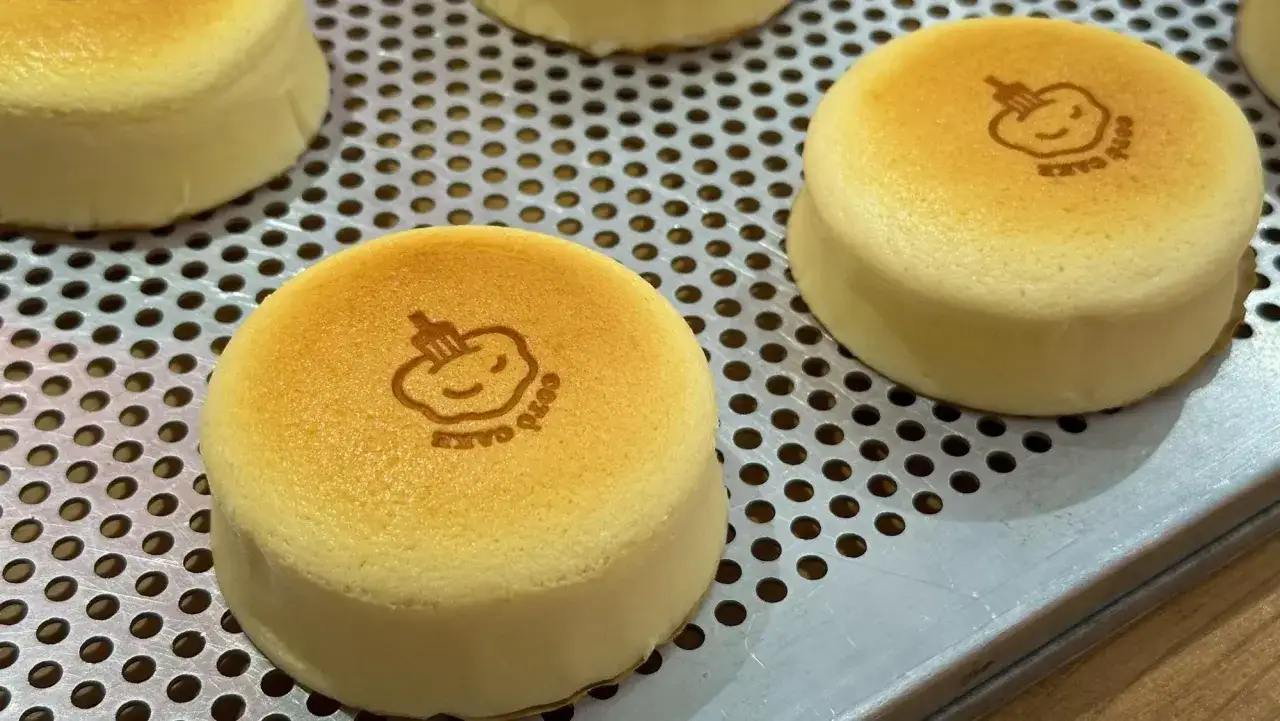 Deliciosos japanese cheesecake con un tierno dise&ntilde;o de carita sonriente, listos para ser disfrutados.