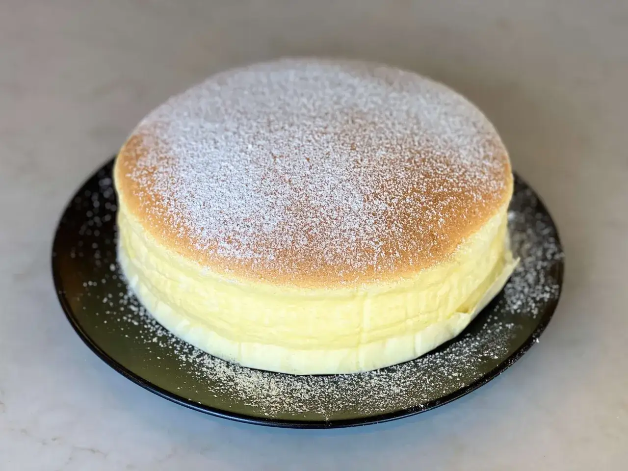 Pastel Castella esponjoso, perfecto para tu pr&oacute;xima receta. Cubierto con az&uacute;car glas, luce delicioso.