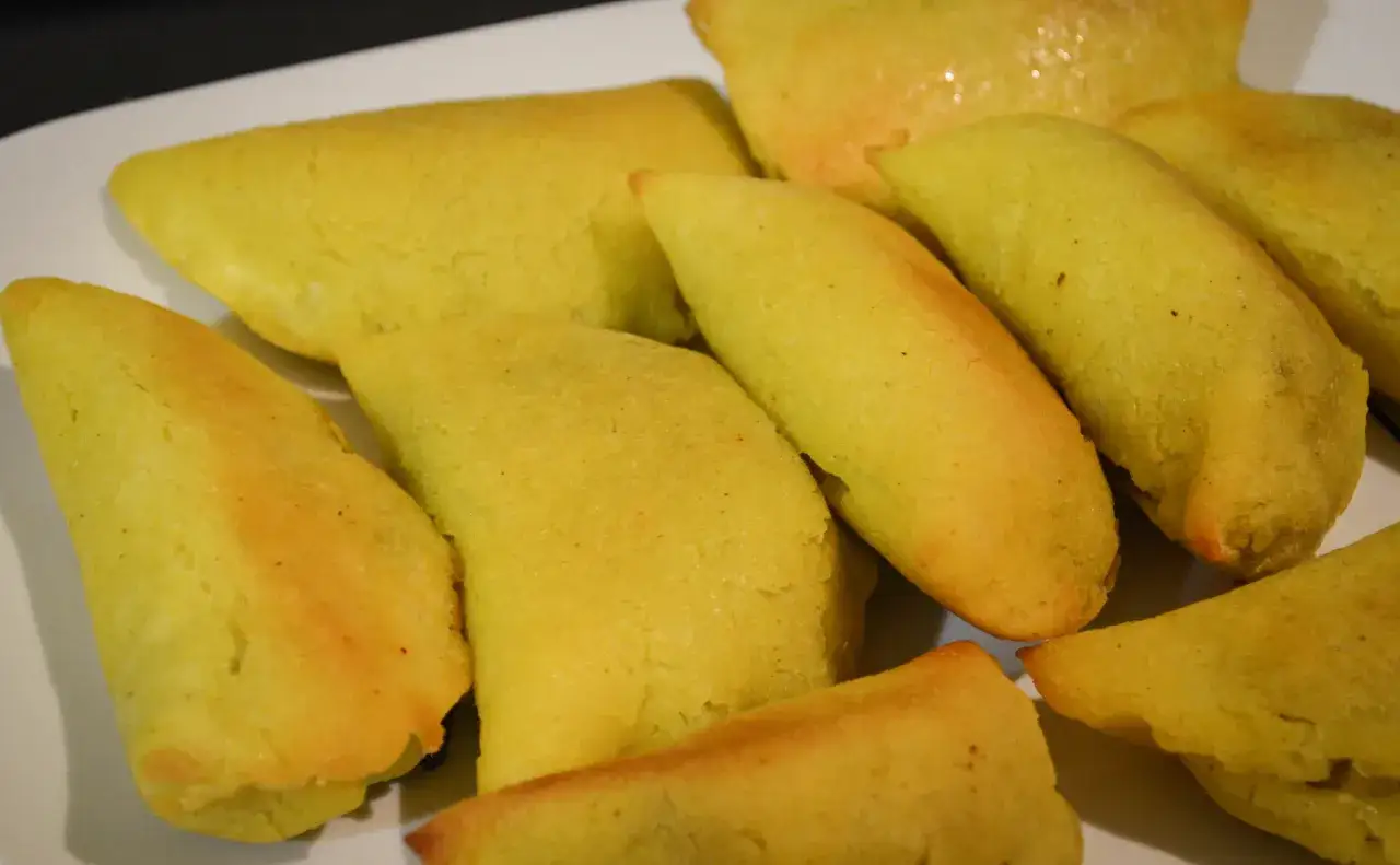 Un surtido de empanadas colombianas doradas y apetitosas, listas para disfrutar.