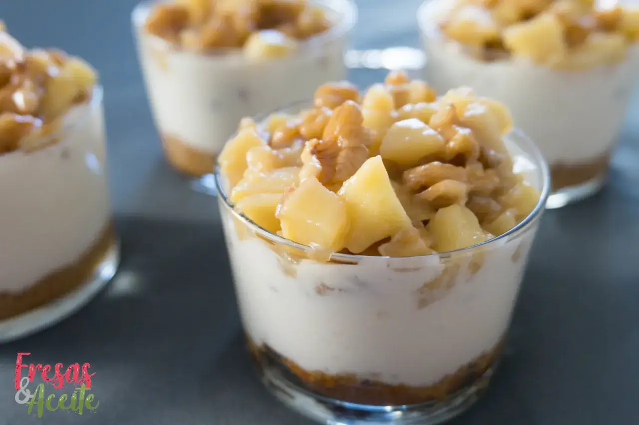 Deliciosos postres con manzanas sin horno, en vasitos individuales, con crema y trozos de manzana caramelizada y nueces.