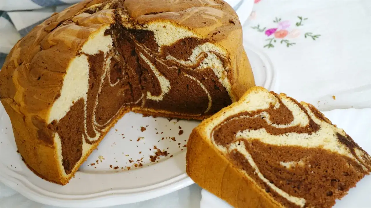 Un delicioso bizcocho marmolado, con su caracter&iacute;stico veteado de chocolate y vainilla, listo para ser disfrutado.