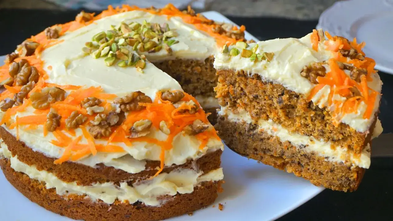 Tarta de zanahoria casera, esponjosa y deliciosa. Perfecta para compartir, esta receta es un clásico.