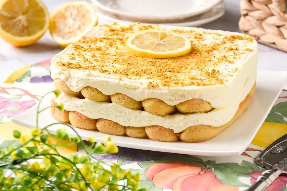 Delicioso tiramis&uacute; de lim&oacute;n, con capas de bizcochos de soletilla y crema suave, decorado con ralladura y una rodaja de lim&oacute;n.