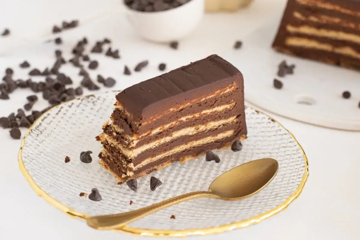 Delicioso postre de chocolate en capas, perfecto para tus recetas Nestlé postres.