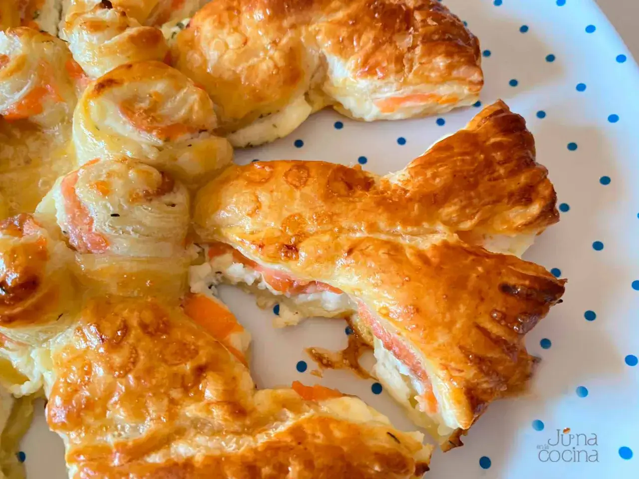 Delicioso hojaldre de salm&oacute;n y philadelphia, crujiente por fuera y cremoso por dentro. &iexcl;Un bocado irresistible!
