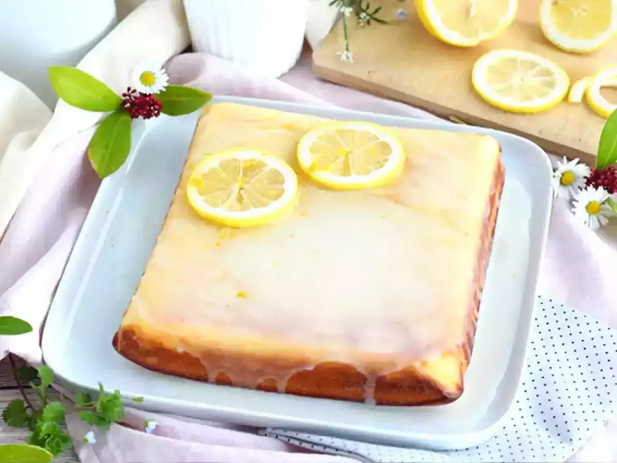 Delicioso brownie de lim&oacute;n cubierto con glaseado y rodajas de lim&oacute;n fresco.