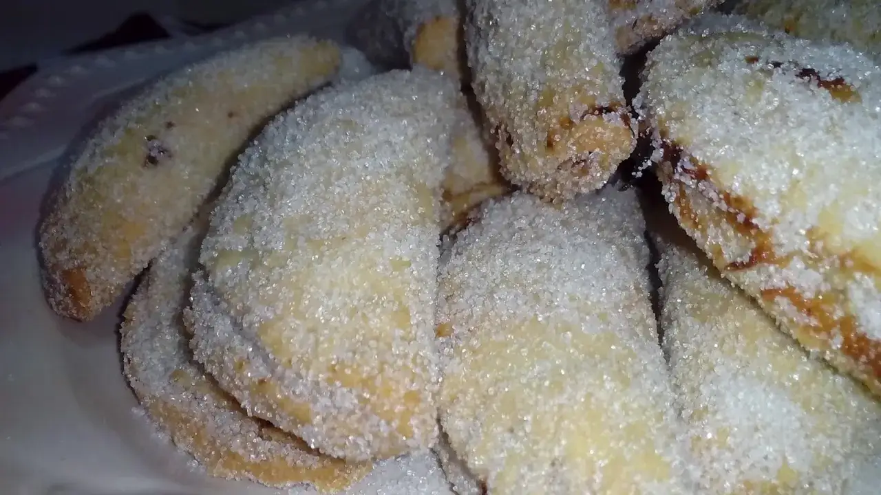 Deliciosas empanadillas de cabello de &aacute;ngel, cubiertas de az&uacute;car granulada, listas para disfrutar.