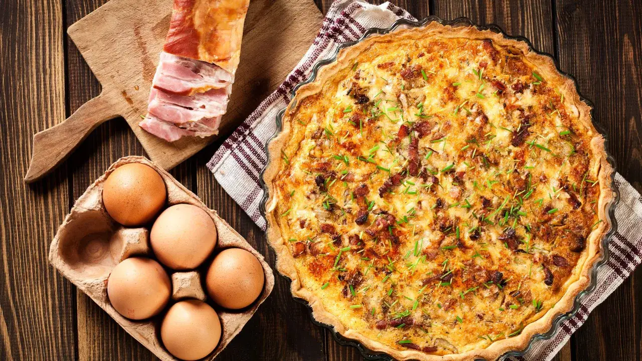 Quiche Lorraine lista para disfrutar. Ingredientes frescos: tocino, huevos y cebolla. ¡Una receta deliciosa!