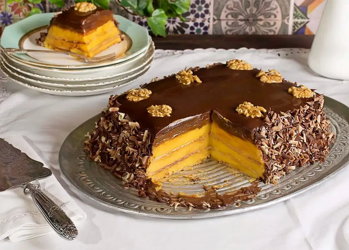 Tarta de dulce de leche y galletas, cubierta de chocolate y nueces. Un postre irresistible para compartir.