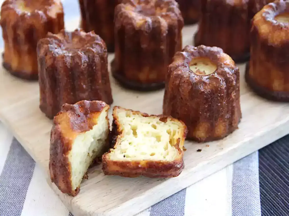 Deliciosos caneles de Bordeaux, dorados y con un interior tierno, listos para disfrutar.