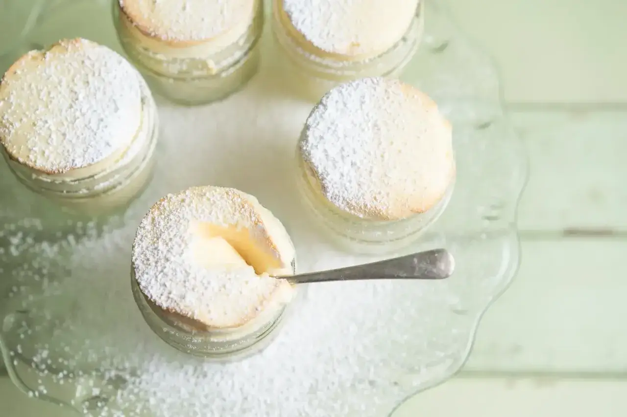Deliciosos souffl&eacute;s individuales, esponjosos y cubiertos de az&uacute;car glas. &iexcl;As&iacute; es un souffl&eacute;!