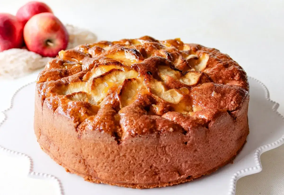 Bizcocho de manzana esponjoso, dorado y brillante, con trozos de manzana caramelizada en la superficie. &iexcl;Perfecto para tu pr&oacute;xima receta!