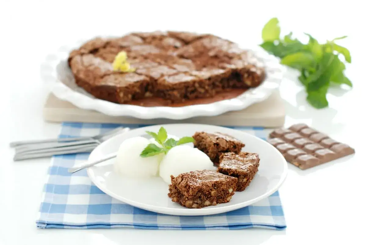 Brownies caseros, perfectos para tu receta brownie thermomix. Servidos con helado y menta.