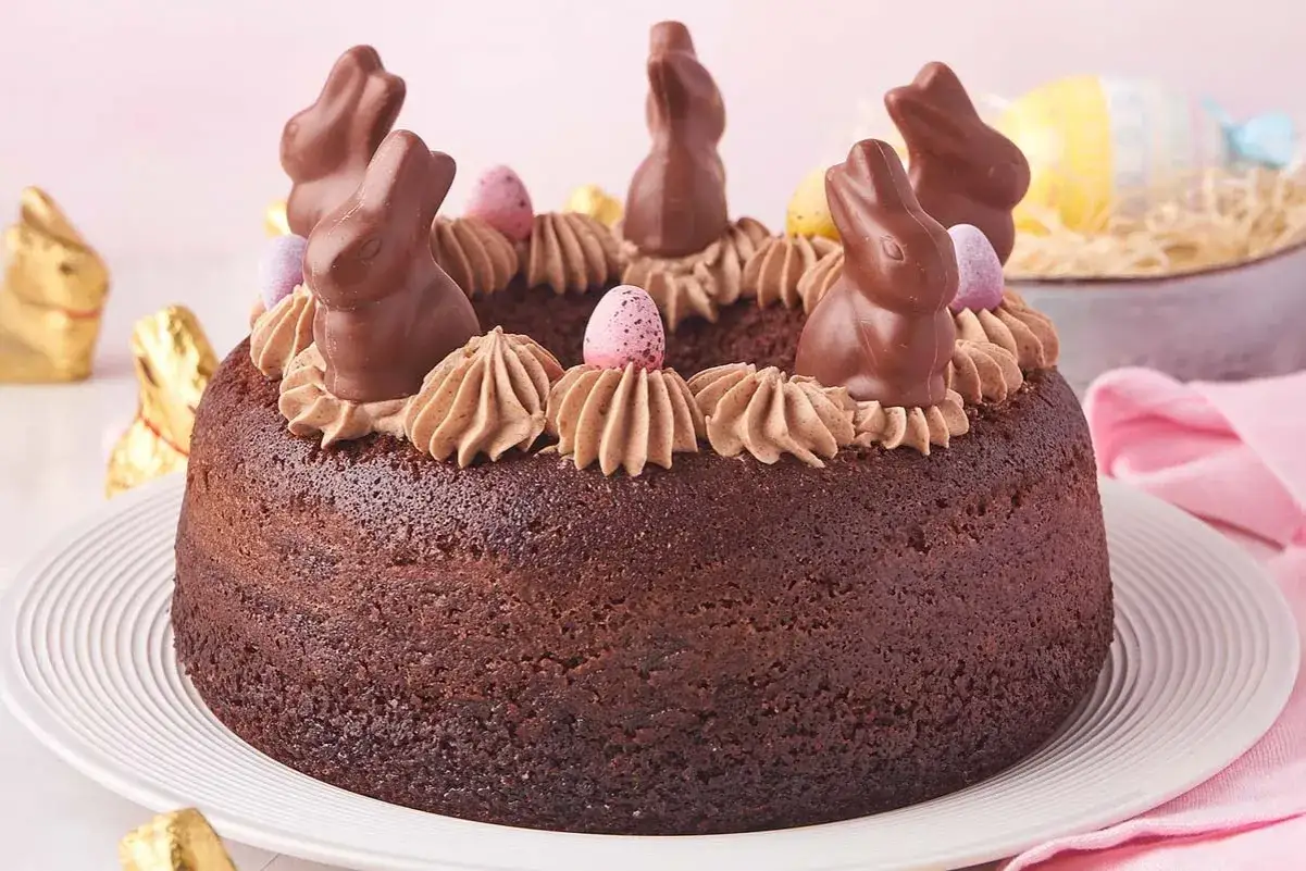 Pastel de chocolate decorado con conejitos de chocolate y huevos de pascua, ¡ideas perfectas para un pastel de Pascua!