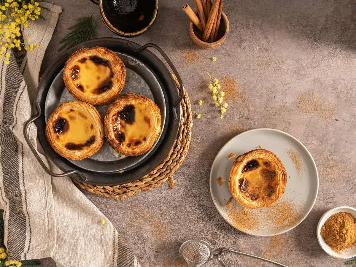 Pasteles de nata reci&eacute;n horneados, listos para disfrutar. Una delicia de la pastel de nata recipe.