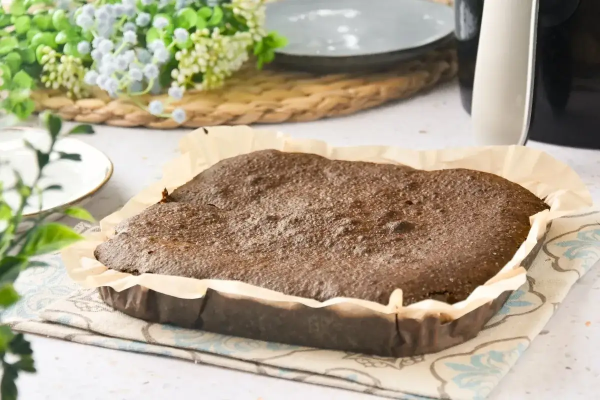 Delicioso brownie reci&eacute;n hecho en airfryer, listo para disfrutar.