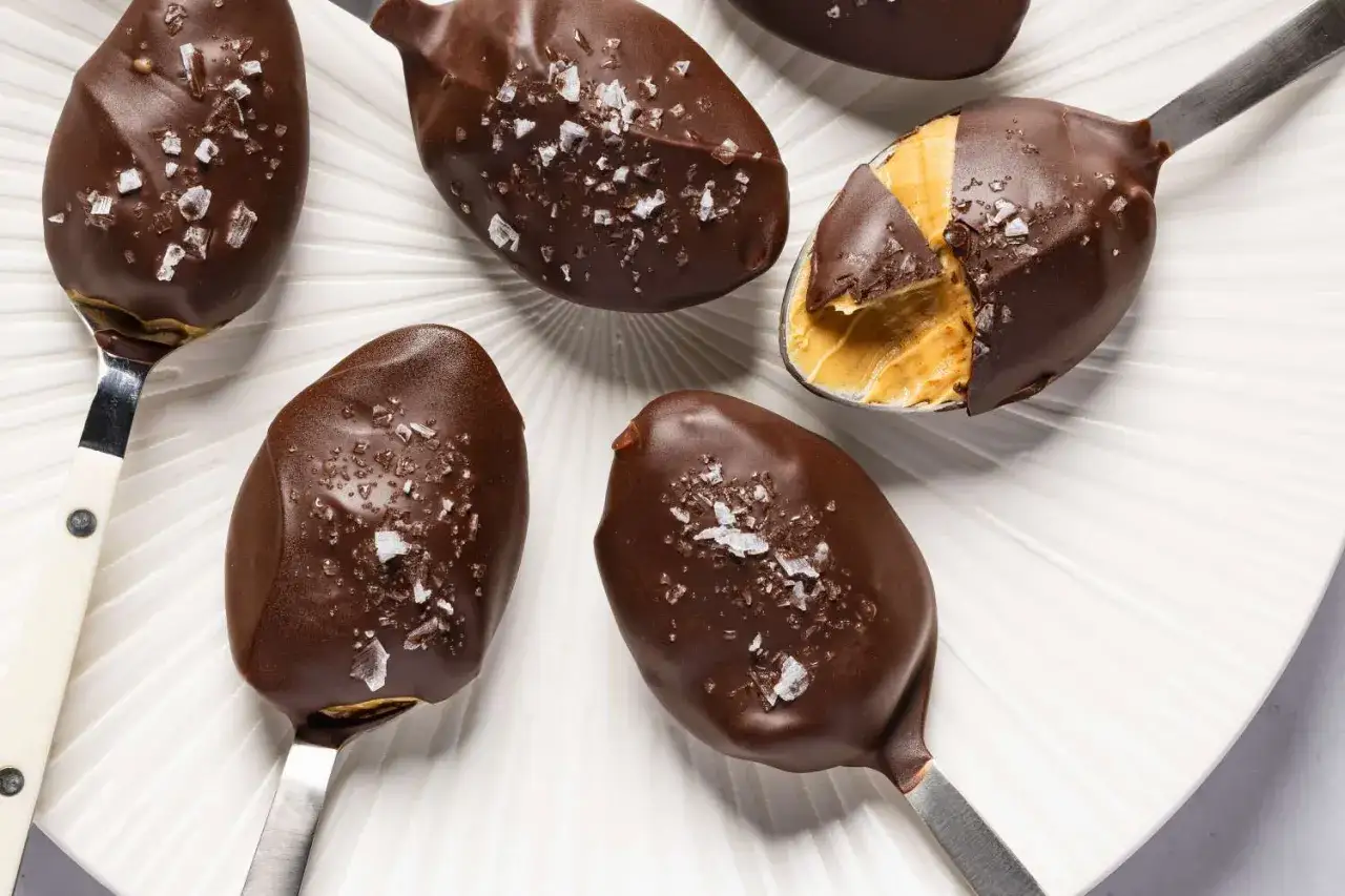 Deliciosos postres con 3 ingredientes: cucharas cubiertas de chocolate con sal marina y un relleno cremoso de mantequilla de man&iacute;.