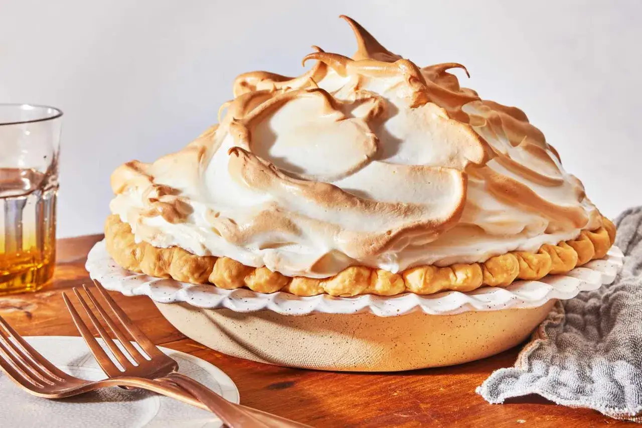 Delicioso pastel de limón con merengue dorado, perfecto para tu próxima receta de lemon pie.